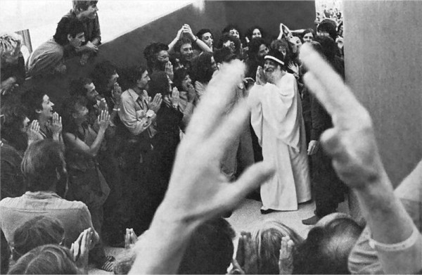 osho greeted by sannyasins in rajneeshpuram